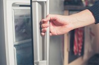 приоткрытая дверь холодильника
